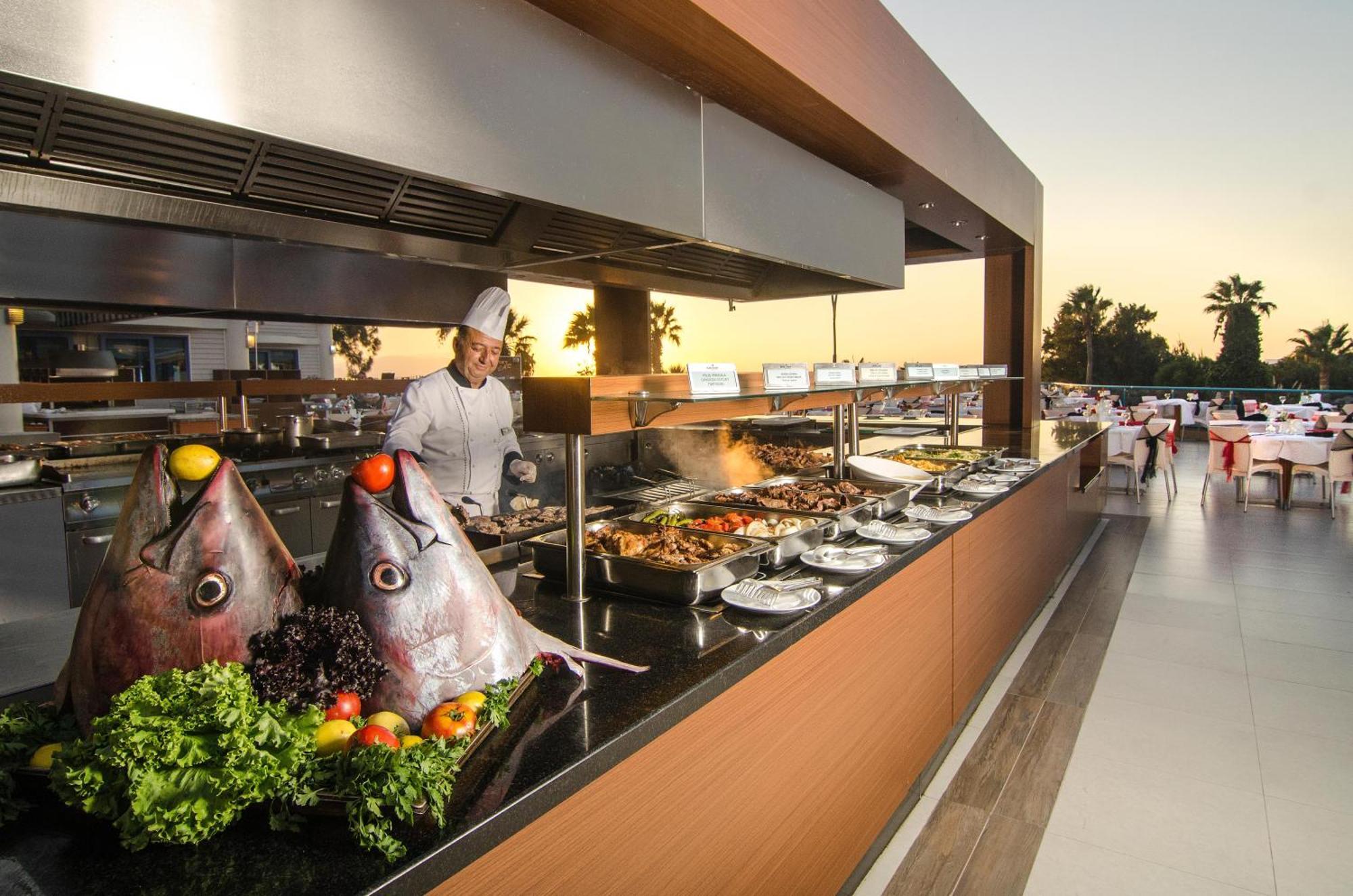 The Grand Blue Sky International Hotel Kusadası Exterior foto