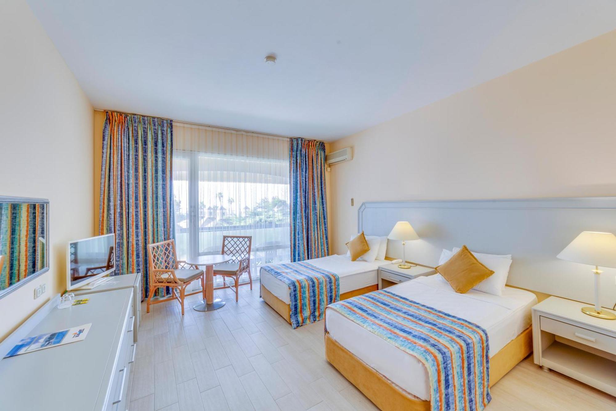 The Grand Blue Sky International Hotel Kusadası Exterior foto